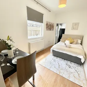  Apartment Flat With Private Patio In Stratford United Kingdom